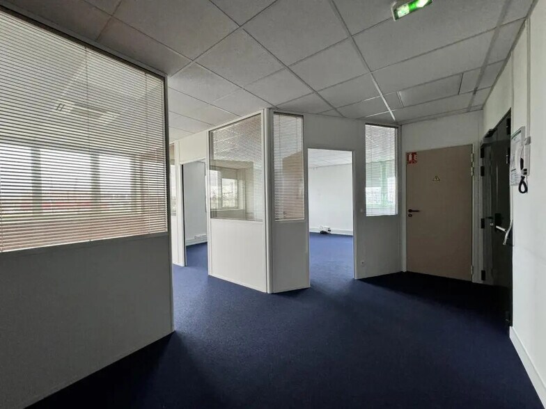 Bureau dans Pantin à louer - Photo de l’immeuble – Image 3 sur 11