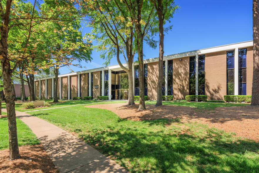 5624 Executive Center Dr, Charlotte, NC à louer - Photo de l’immeuble – Image 1 sur 2