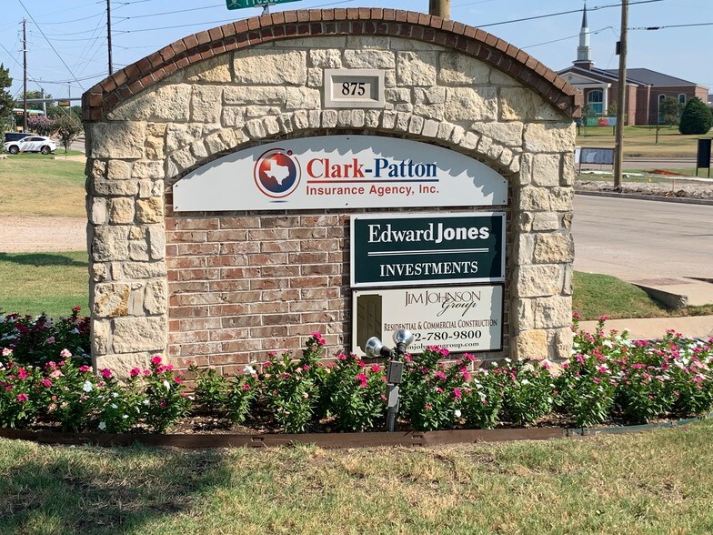 875 Straus Rd, Cedar Hill, TX à louer - Photo de l’immeuble – Image 2 sur 11