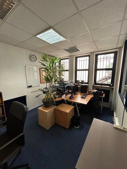 Bureau dans Hyères à vendre - Photo de l’immeuble – Image 3 sur 10