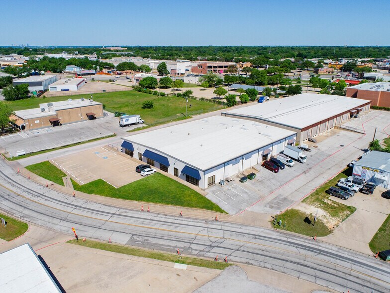 805 Secretary Dr, Arlington, TX à louer - Photo de l’immeuble – Image 3 sur 4