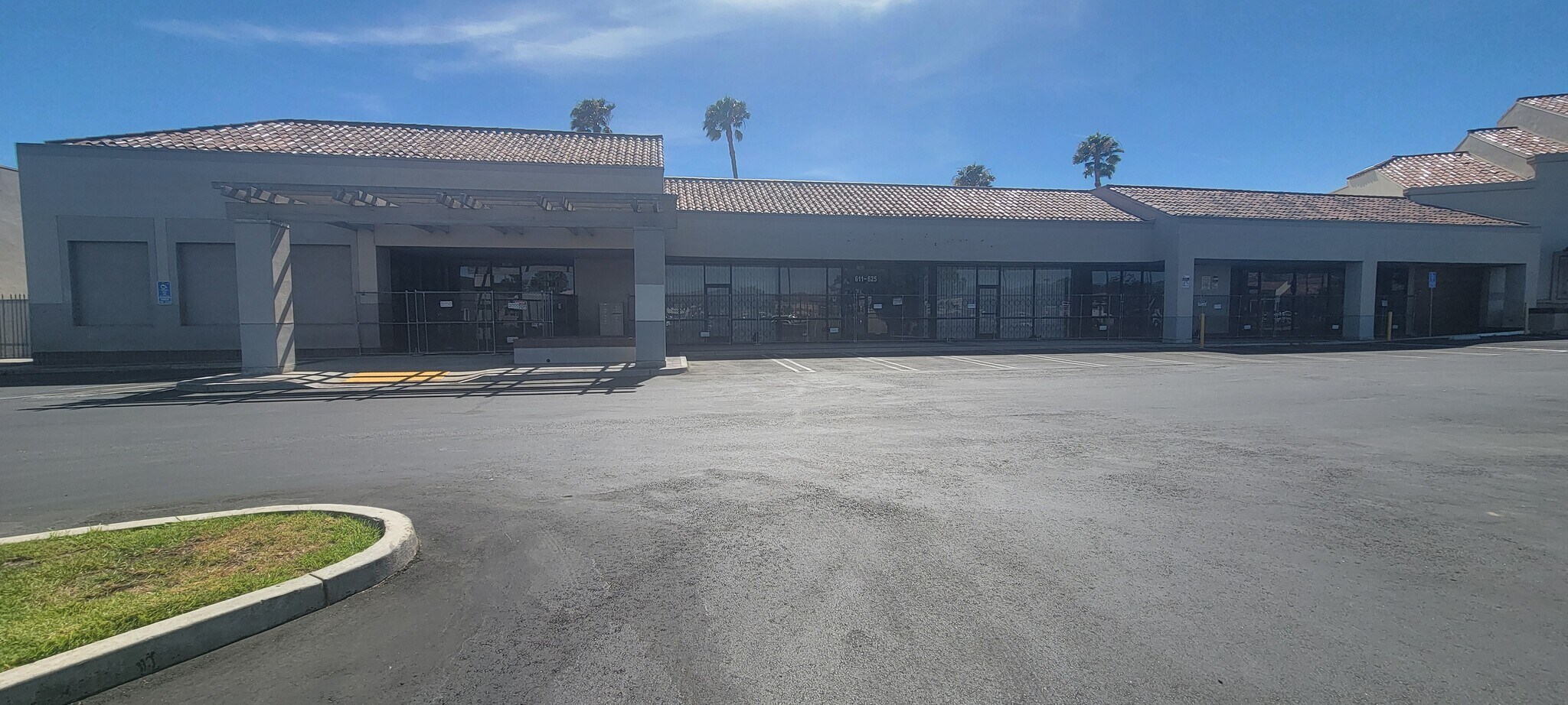 611-627 N Broadway, Escondido, CA à louer Photo de l’immeuble– Image 1 sur 24