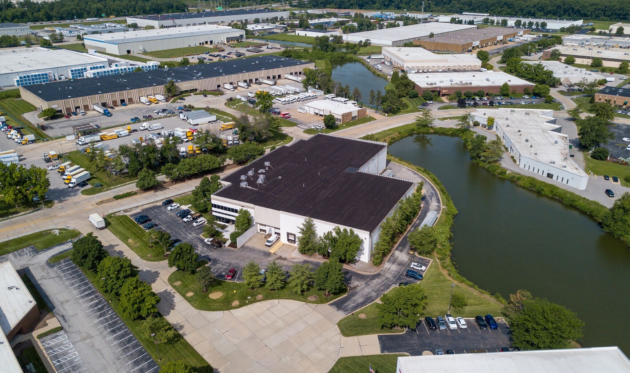 13735 Lakefront Dr, Earth City, MO à vendre Photo de l’immeuble– Image 1 sur 15
