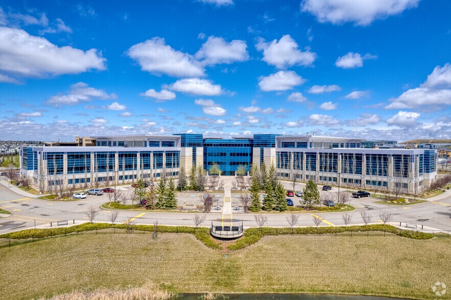 205 Quarry Park Blvd SE, Calgary, AB à louer - Photo de l’immeuble – Image 1 sur 8