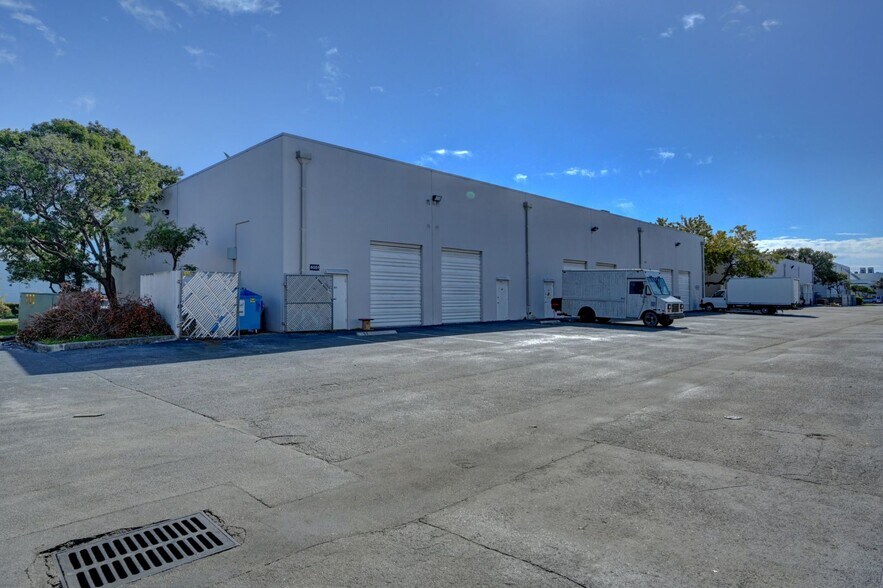 4051 SW 47th Ave, Davie, FL à louer - Photo de l’immeuble – Image 2 sur 3