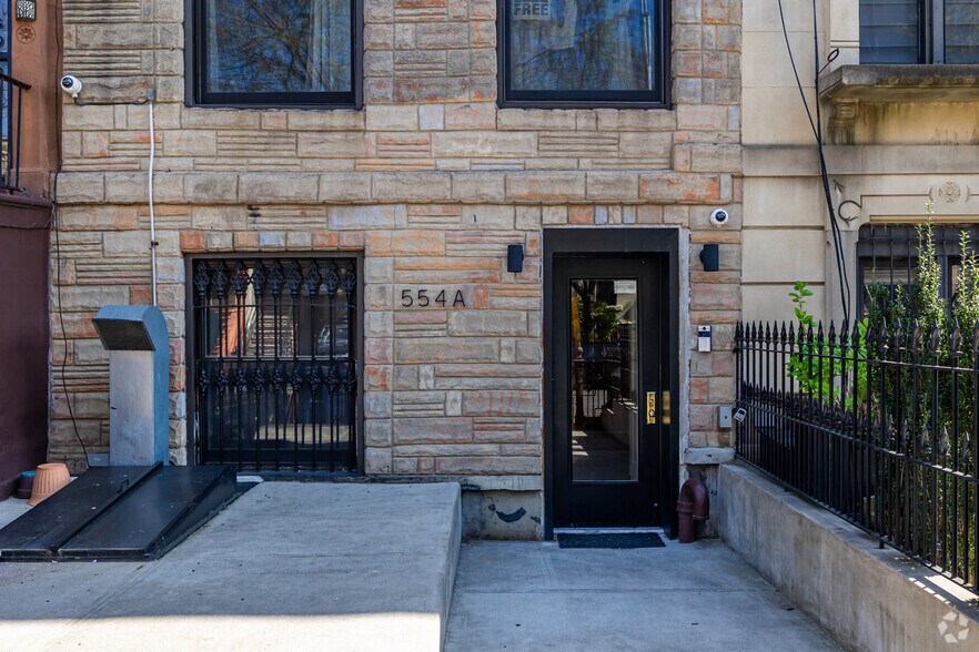 554A Monroe St, Brooklyn, NY à vendre - Photo de l’immeuble – Image 2 sur 6