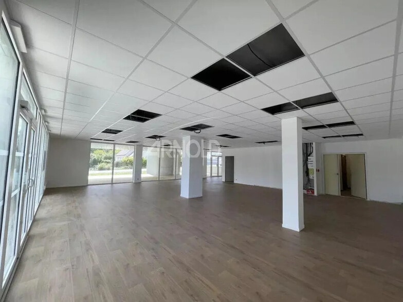 Local commercial dans Vannes à louer - Photo de l’immeuble – Image 1 sur 3