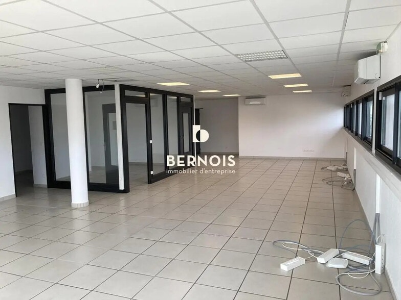 Bureau dans Six-Fours-les-Plages à louer - Photo de l’immeuble – Image 1 sur 5