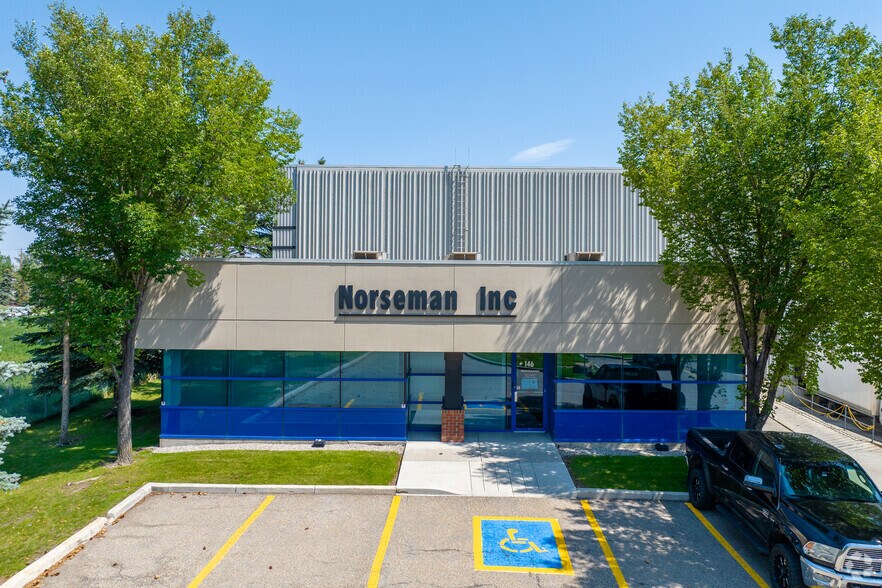 2726 45th Ave SE, Calgary, AB à louer - Photo de l’immeuble – Image 2 sur 7