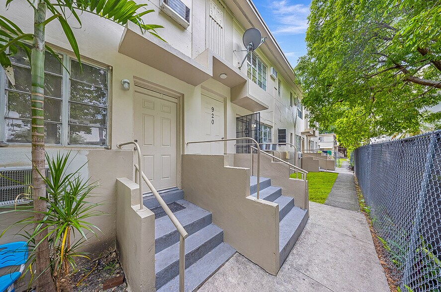 931 SW 3rd St, Miami, FL à vendre - Photo de l’immeuble – Image 2 sur 87