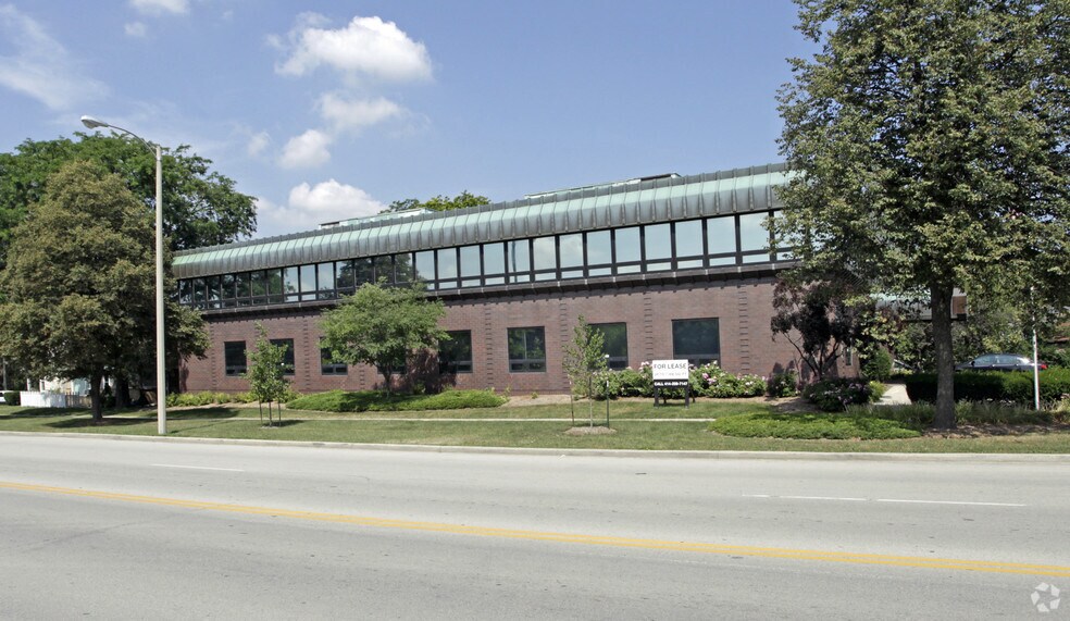 7700 W Bluemound Ave, Milwaukee, WI à louer - Photo de l’immeuble – Image 2 sur 4
