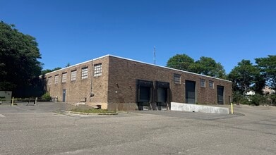 45 Gilpin Ave, Hauppauge, NY à louer Photo de l’immeuble– Image 1 sur 7