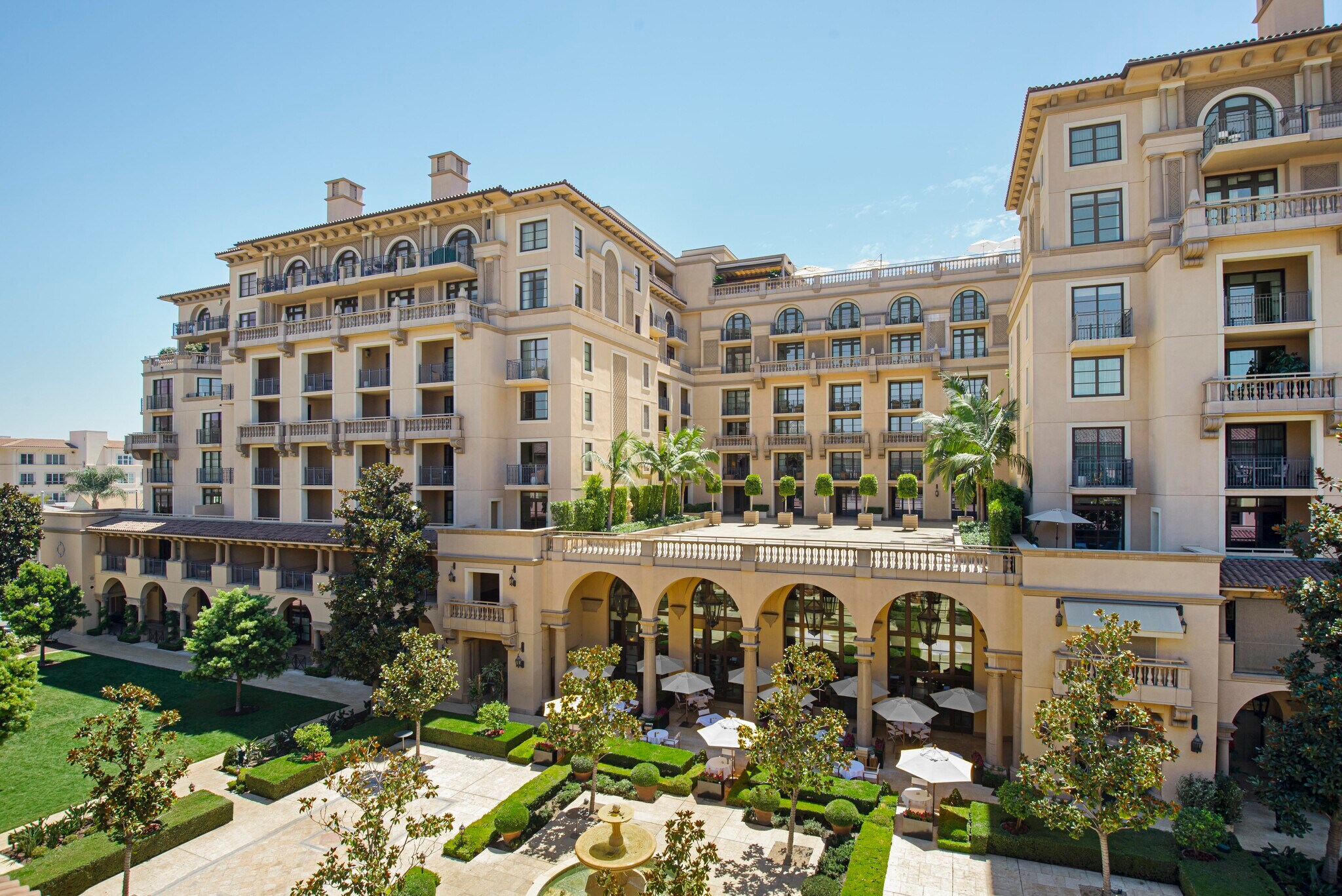 225 N Canon Dr, Beverly Hills, CA à louer Photo de l’immeuble– Image 1 sur 12