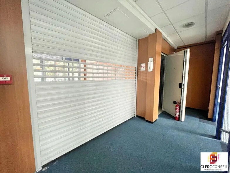 Local commercial dans Petit-Couronne à louer - Photo intérieure – Image 3 sur 10