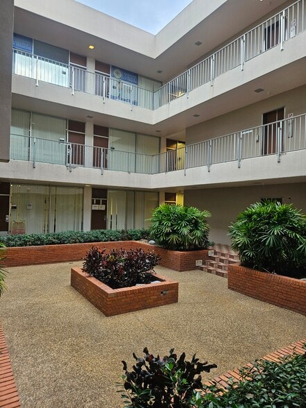 6151 Miramar Pky, Miramar, FL à louer - Photo de l’immeuble – Image 2 sur 7