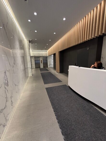 120 E 56th St, New York, NY à louer - Hall d’entrée – Image 3 sur 15