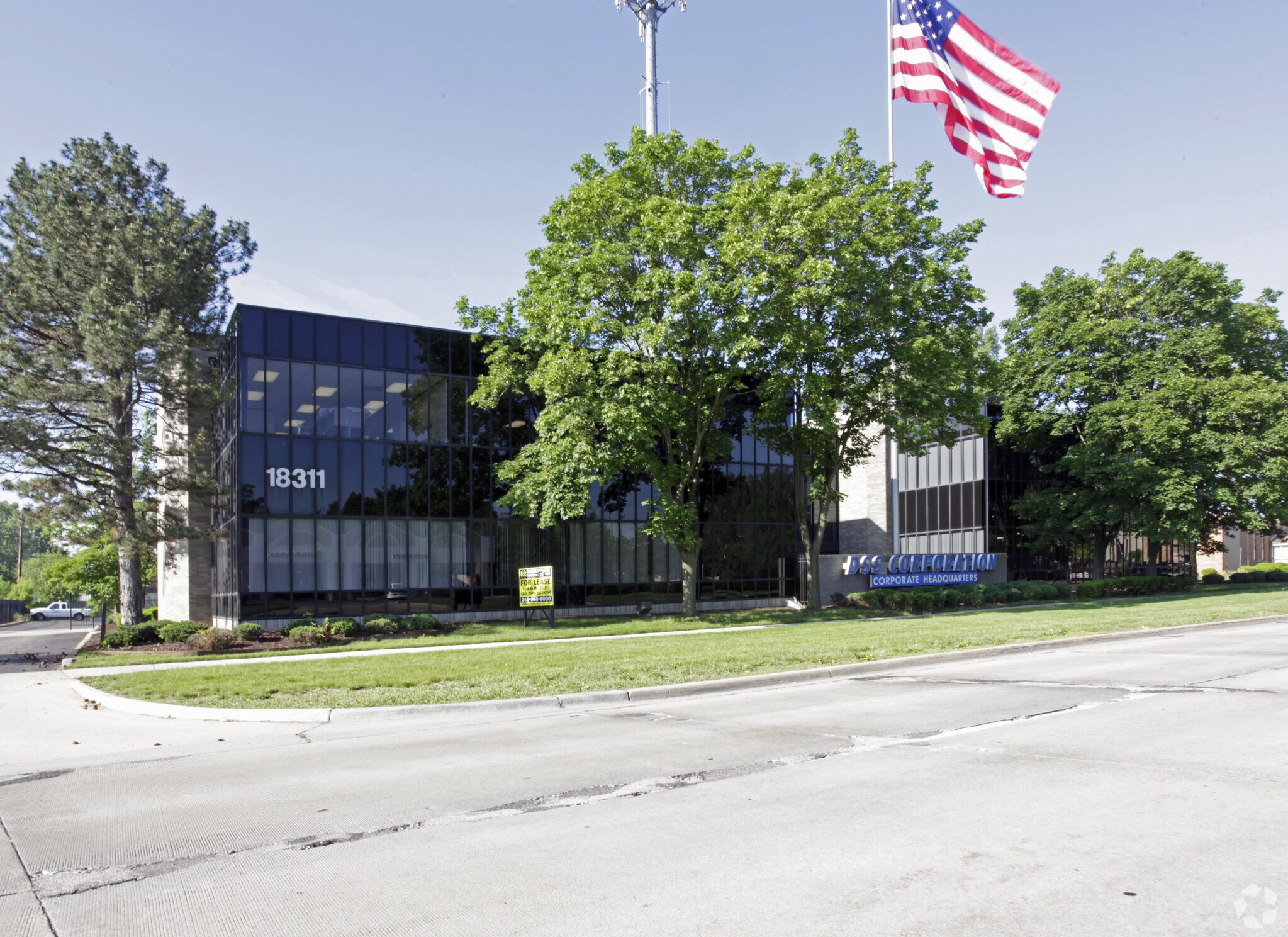 18311 W 10 Mile Rd, Southfield, MI à louer Photo de l’immeuble– Image 1 sur 7
