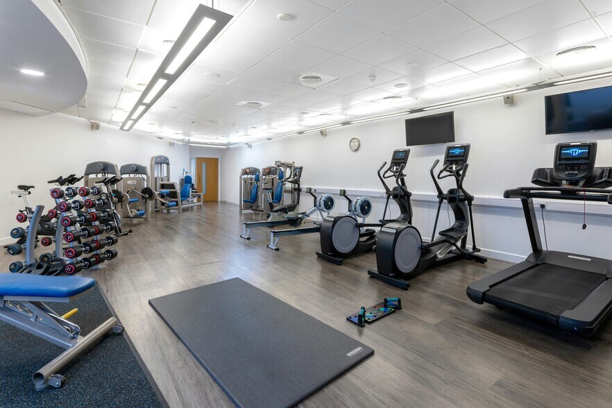 Highbury Dr, Leatherhead à vendre - Photo de l’immeuble – Image 3 sur 11