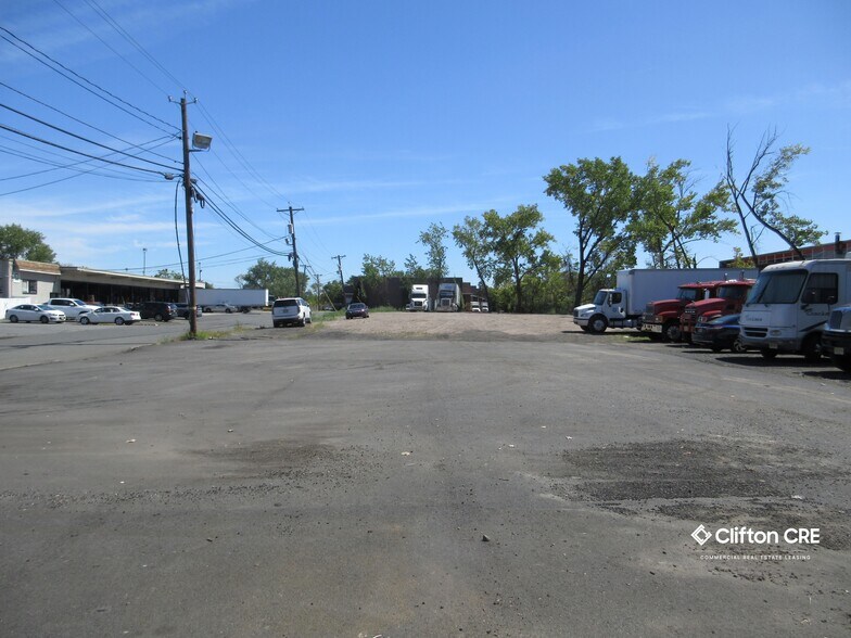 217 Avenue A, Carlstadt, NJ à louer - Photo de l’immeuble – Image 3 sur 4