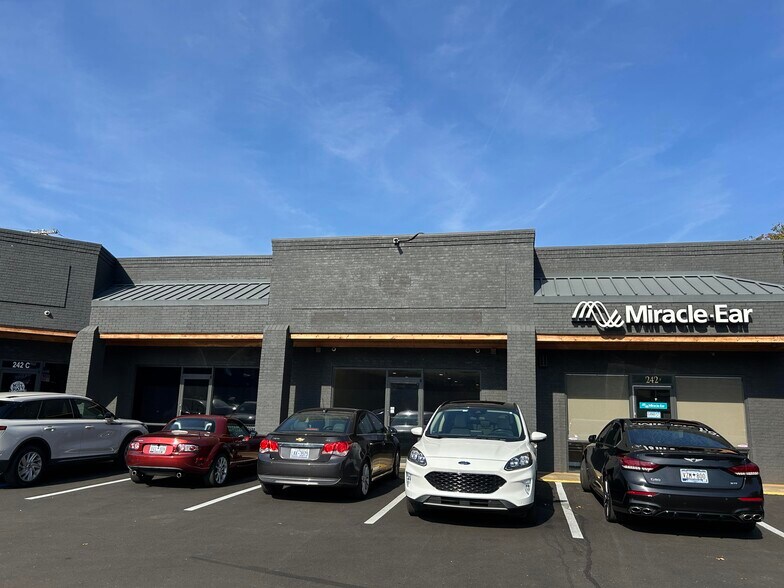 242 W Wade Hampton Blvd, Greer, SC à louer - Photo de l’immeuble – Image 1 sur 4