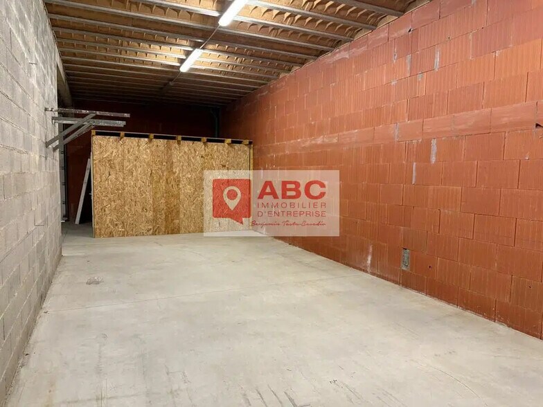 Local d’activités dans Montredon-des-Corbières à louer - Photo de l’immeuble – Image 3 sur 5