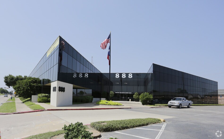888 W Sam Houston Pky S, Houston, TX à louer - Photo de l’immeuble – Image 1 sur 5
