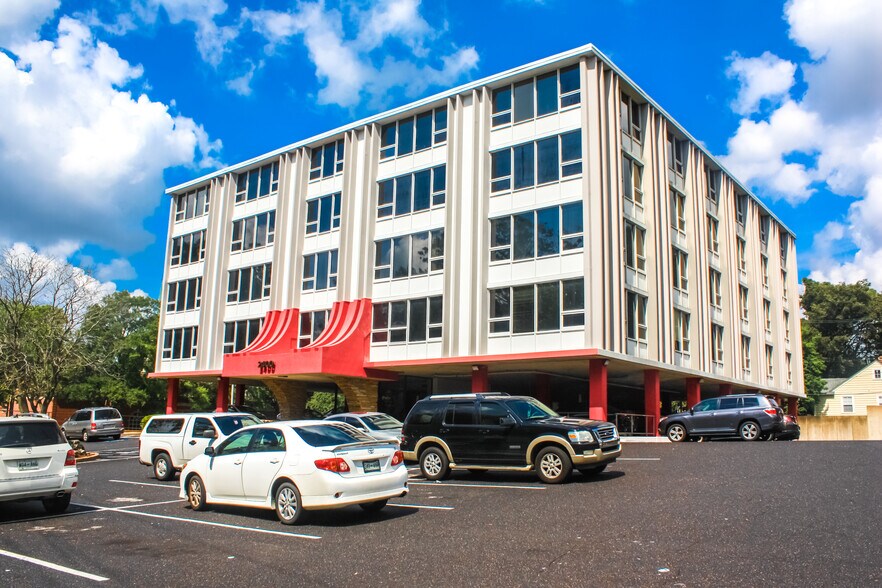 2400 Poplar Ave, Memphis, TN à louer - Photo de l’immeuble – Image 3 sur 11