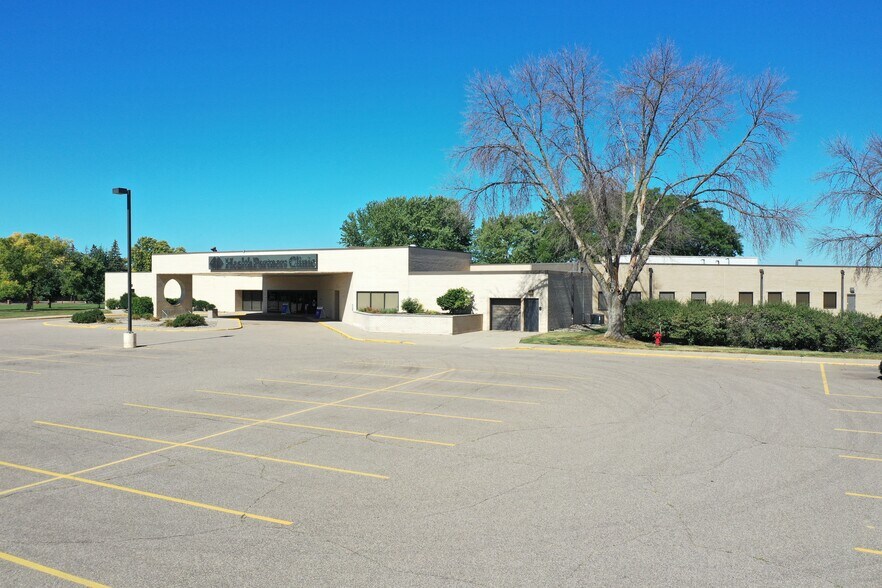 15290 Pennock Ln, Apple Valley, MN à vendre - Photo de l’immeuble – Image 2 sur 3
