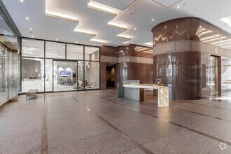 650 Town Center Dr, Costa Mesa, CA à louer Hall d’entrée– Image 2 sur 3