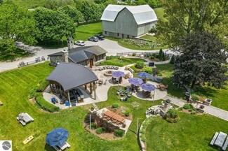 Plus de détails pour 9580 E Shady Ln, Suttons Bay, MI - Spécialisé à vendre