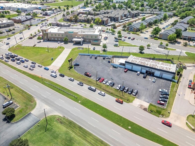8020 NW Expressway St, Oklahoma City, OK à louer - Photo de l’immeuble – Image 1 sur 24