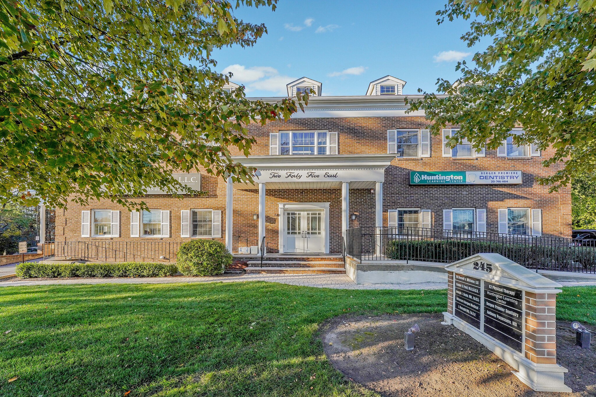 245 E Main St, Ramsey, NJ à louer Photo de l’immeuble– Image 1 sur 18