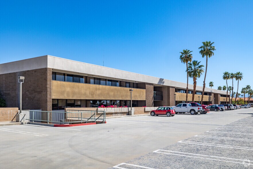 777 E Tahquitz Canyon Way, Palm Springs, CA à louer - Photo de l’immeuble – Image 3 sur 8