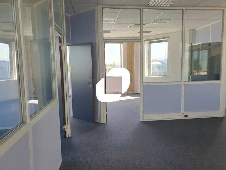 Bureau dans Poissy à louer - Photo de l’immeuble – Image 2 sur 9