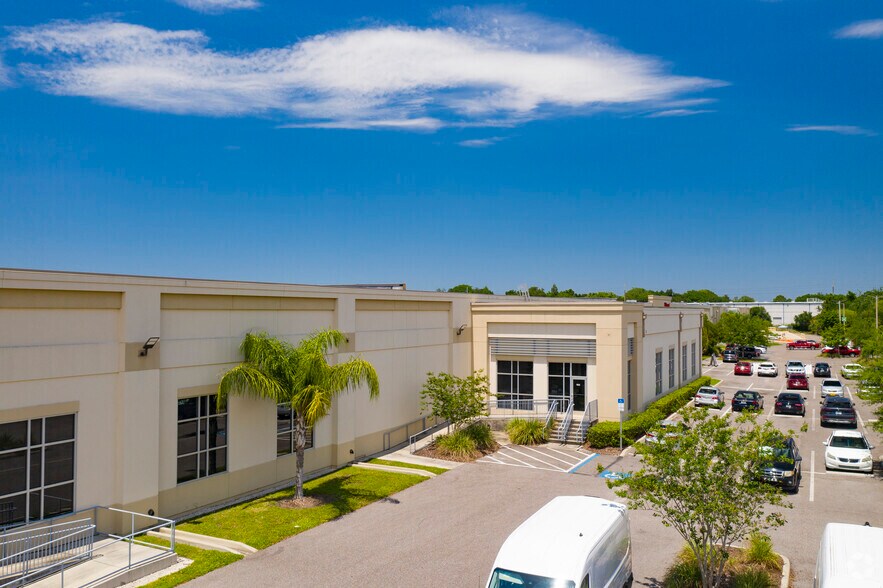 8800-8824 E Adamo Dr, Tampa, FL à louer - Photo de l’immeuble – Image 3 sur 7