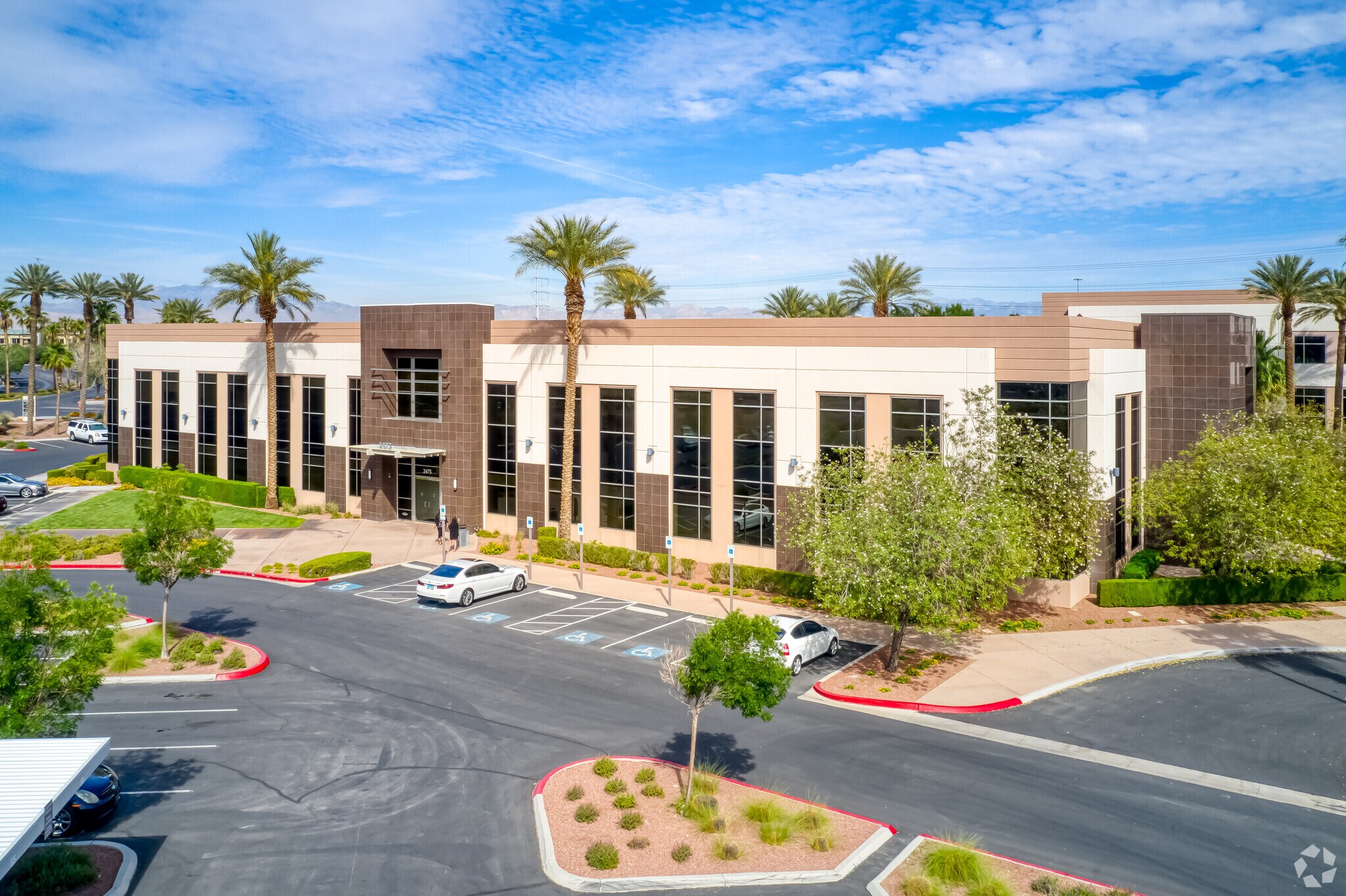 2475 Village View Dr, Henderson, NV à louer Photo de l’immeuble– Image 1 sur 8