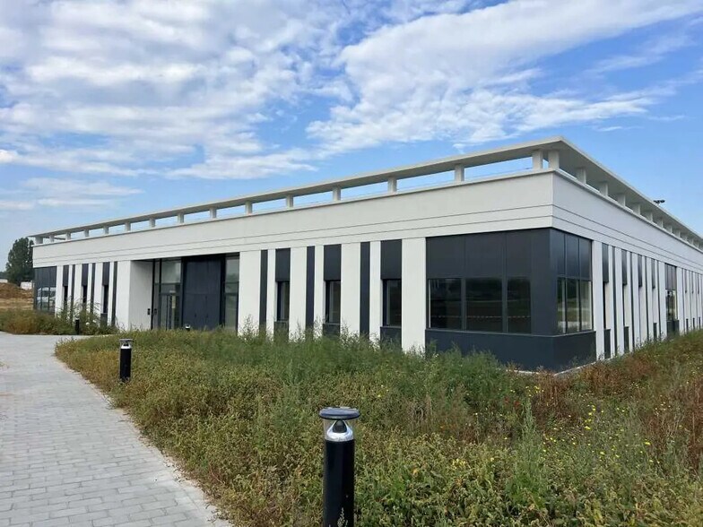 3 Boulevard Jean Moulin, Élancourt à louer - Photo de l’immeuble – Image 1 sur 13