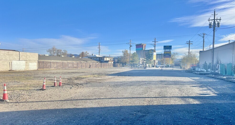 85 Gentry Way, Reno, NV à louer - Photo de l’immeuble – Image 3 sur 7