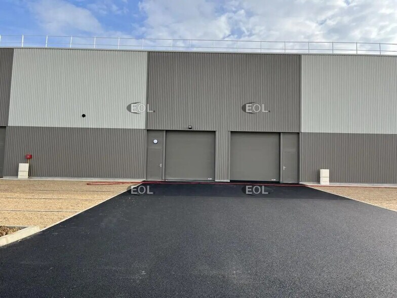 Local d'activités dans Marines à vendre - Photo de l’immeuble – Image 2 sur 13