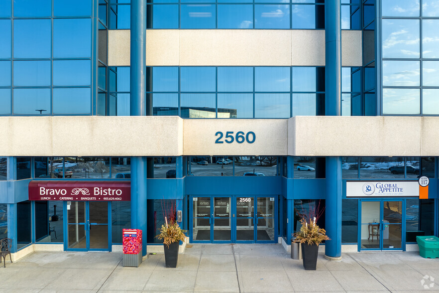 2560 Matheson Blvd E, Mississauga, ON à louer - Photo de l’immeuble – Image 2 sur 4