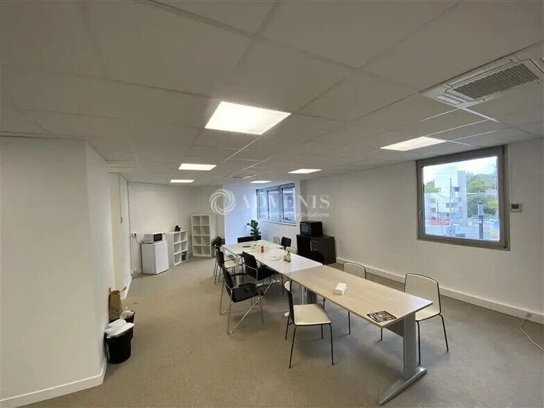 Bureau dans Montigny-le-Bretonneux à louer - Photo de l’immeuble – Image 3 sur 5