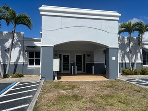 3443 Hancock Bridge Pky, North Fort Myers, FL à louer Photo de l’immeuble– Image 1 sur 10