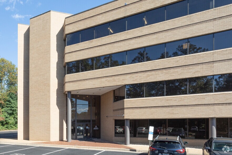 10640 Page Ave, Fairfax, VA à louer - Photo de l’immeuble – Image 3 sur 4