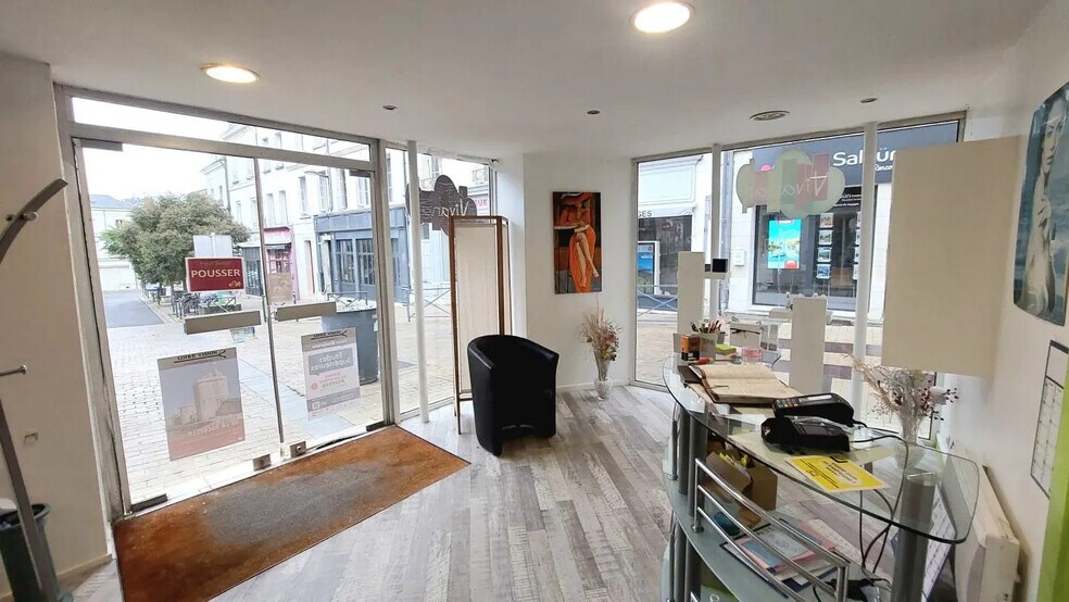 Local commercial dans Antran à louer - Photo de l’immeuble – Image 2 sur 4