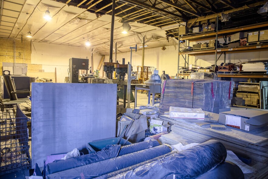 Lyons Industrial Duo – 19,000 SF Across portefeuille de 2 biens à vendre sur LoopNet.fr - Photo de l’immeuble – Image 3 sur 59