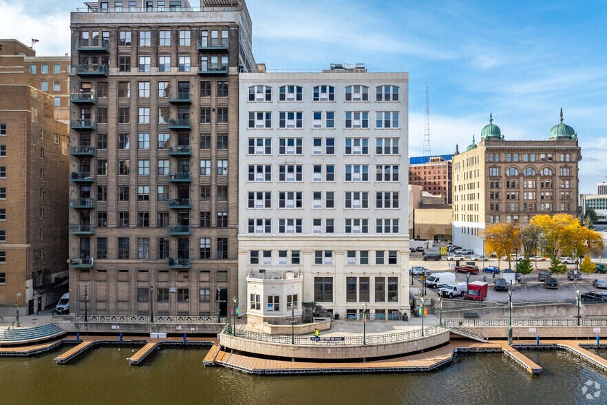 740 N Plankinton Ave, Milwaukee, WI à louer - Photo de l’immeuble – Image 3 sur 15