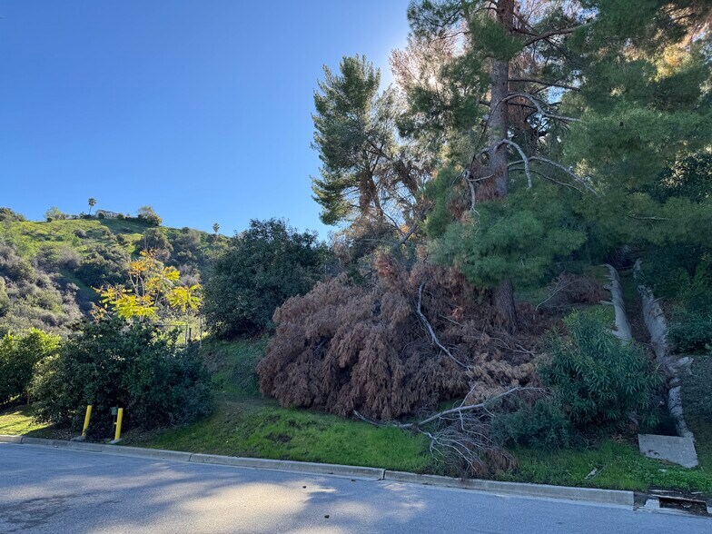 3 Ambar Dr, Woodland Hills, CA à vendre - Photo de l’immeuble – Image 3 sur 17