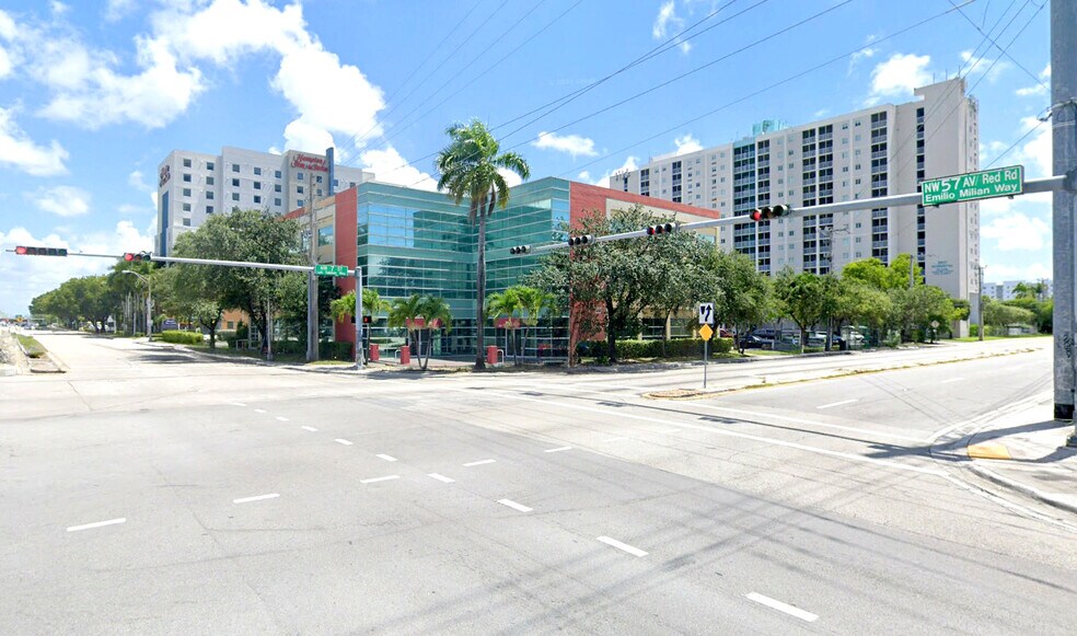 701-707 NW 57th Ave, Miami, FL à louer - Photo de l’immeuble – Image 2 sur 17