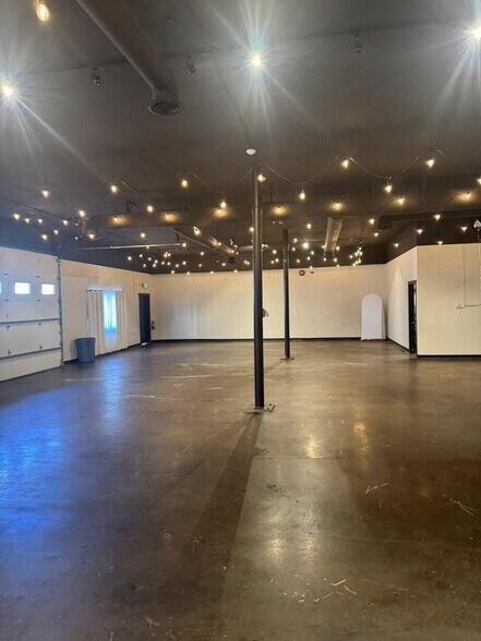 405 Gentry Way, Reno, NV à louer - Photo de l’immeuble – Image 1 sur 14