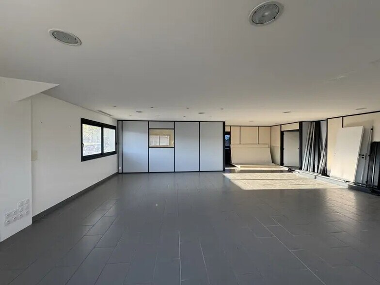 Local commercial dans Bassens à vendre - Photo intérieure – Image 1 sur 8